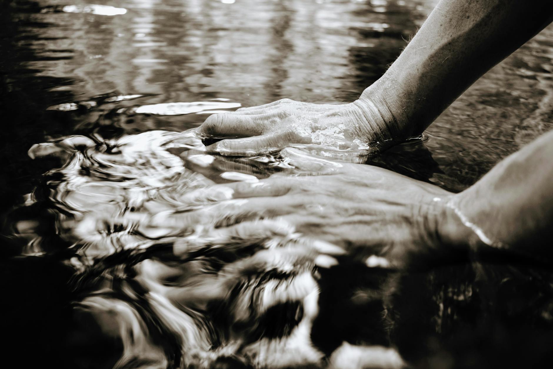 Majówka w Pabianicach - mieszkańcy świętują w parku miejskim przy słonecznej pogodzie.