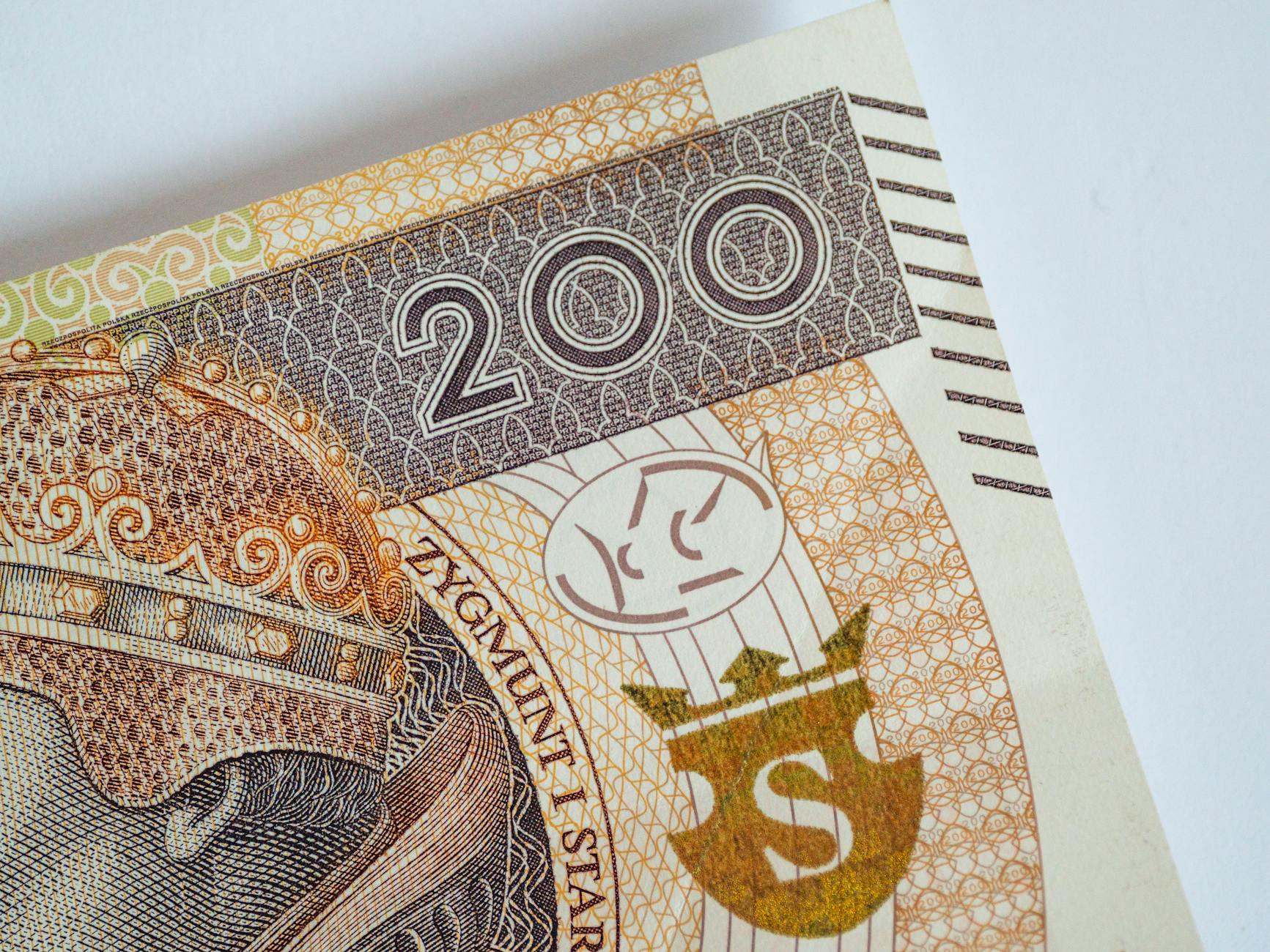 Ilustracja przedstawiająca kontrast między zagrożeniem przestępczym a wydarzeniem kulturalnym w Pabianicach, z naciskiem na bezpieczeństwo i życie społeczne.