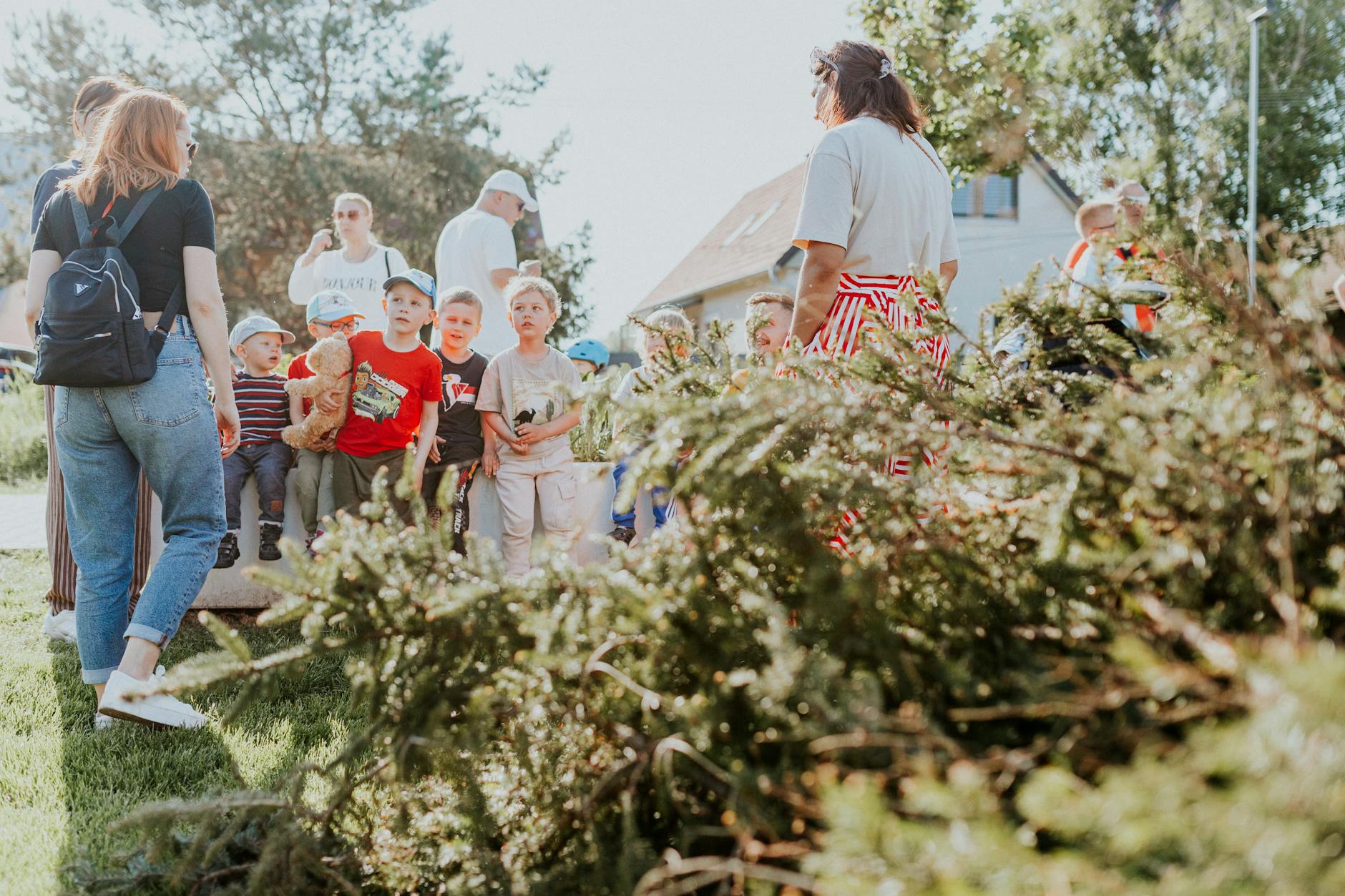 Dzieci bawiące się przed nowoczesnym budynkiem przedszkola w Pabianicach, symbolizującym remont dzięki dofinansowaniu.