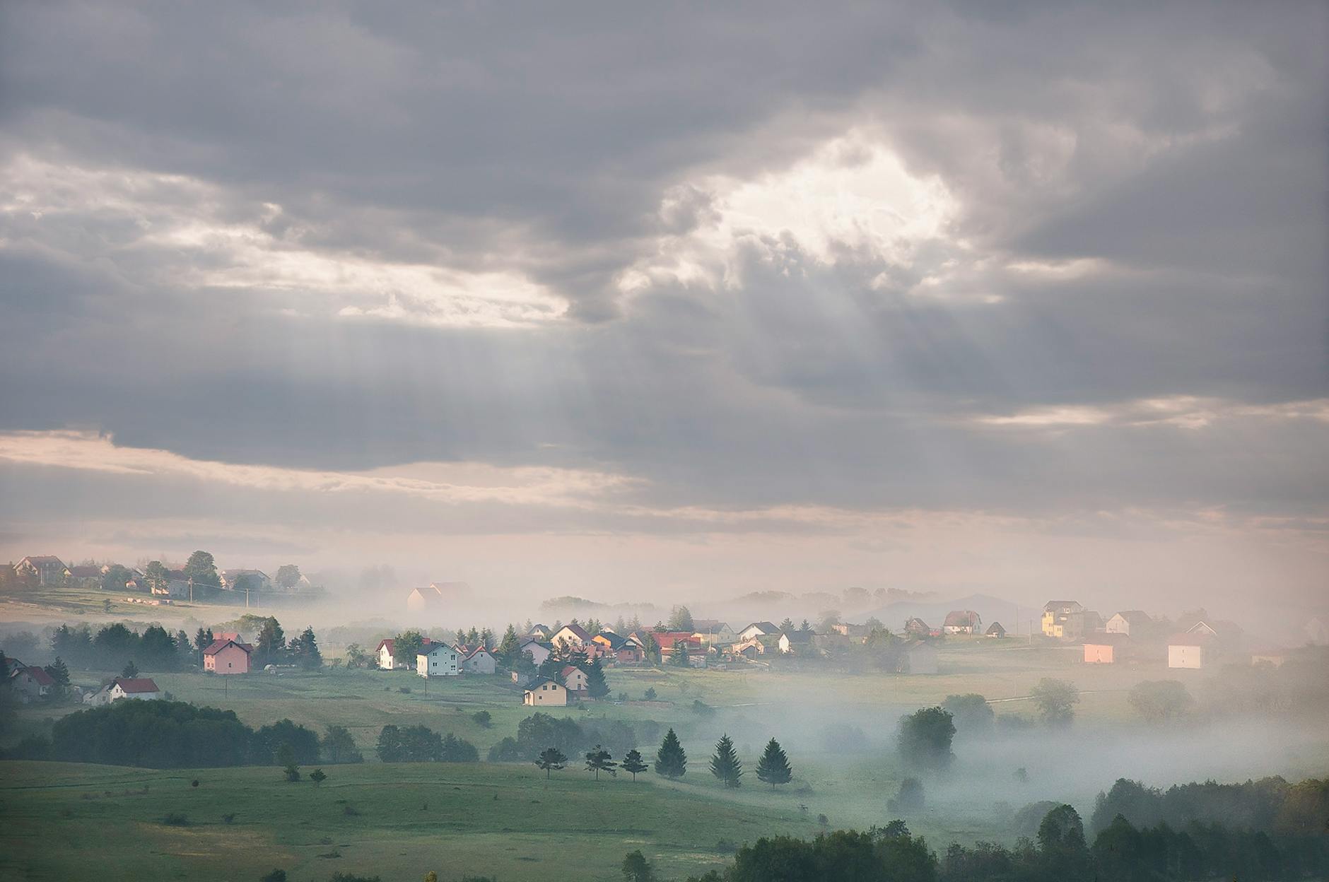 Panorama Pabianic z widocznymi zabytkowymi budynkami i terenami zielonymi